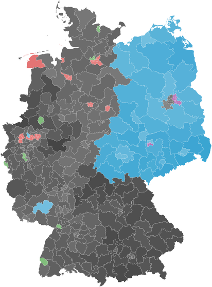 Deutschlandkarte der BTW 2025 mit Wahlkreisen. Alte BRD überwiegend CDU, alte DDR AfD.