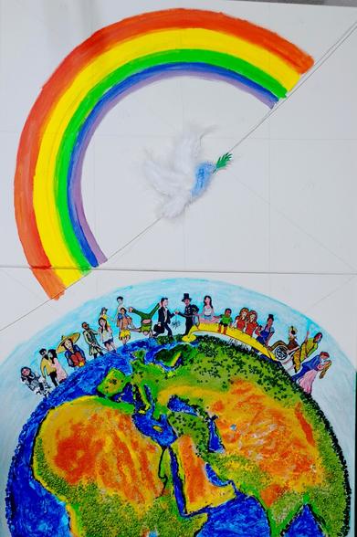Auf einer großen, hochformatigen Leinwand "fliegt" in der oberen Hälfte eine Taube von unten links nach rechts oben. Darüber entsteht gerade ein Regenbogen. Auf der unteren Bildhälfte zeigt sich ein Teil eines Globus' mit Bereichen von Afrika, Europa, Asien... in leuchtenden Farben Blau, Grün, Gelb, Orange und Braun. Der Globus ist aus blauer Plastikfolie (Meere), die Kontinente aus Deko-Sand, Acrylfarben... Auf dem Globus oben 21 in Acryl gemalte bunte, grundverschiedene, diverse, vielfältige und gut gelaunte Menschen(s)kinder.