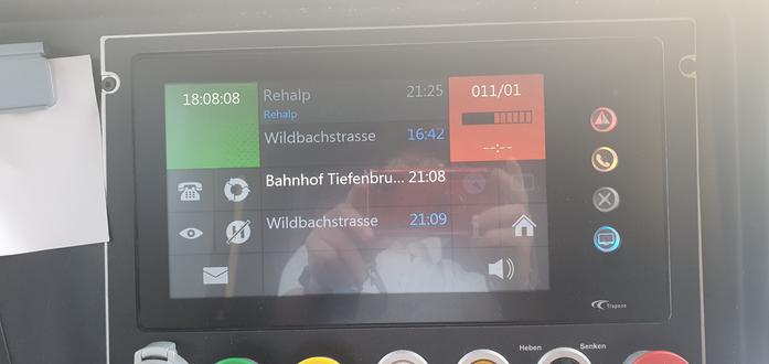 Foto des IBIS Bildschrims. Links oben die Echtzeit. Zentral die nächste Abfahrtszeit. Differenz 3h.