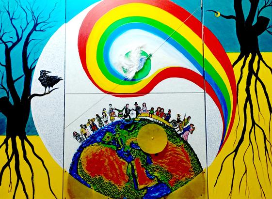 Ein großes Gemälde aus vier Teilen mit einer Breite von 160cm und einer Höhe von 120 cm. Im Zentrum ein großer Kreis mit angedeutetem Yin und Yang Symbol. Eingearbeitet ein Globus mit vielen, bunten, einander verbundenen Menschen darauf, Regenbogen und aus echten weißen Federn eine Friedenstaube sowie rechts und links nahezu tot wirkende Bäume und Wurzeln sowie links eine Rabenkrähe und rechts an entsprechender Stelle im Baum ein goldener Ring über einem Ast.