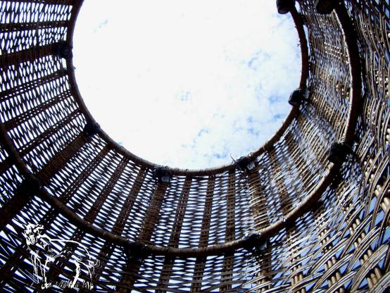 Ein Korbgeflecht  mit Blick in den Himmel. Kunstobjekt  #Höhenrausch