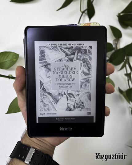 Zdjęcie okładki książki Jima Paula "Jak straciłem na giełdzie milion dolarów i czego mnie to nauczyło", wyświetlonej na czytniku Kindle.