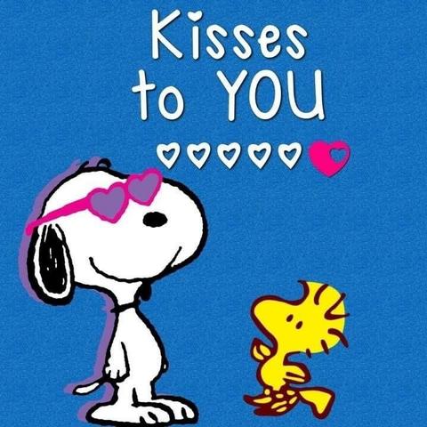 Snoopy trägt eine rosa Brille in Herzform, neben ihm Woodstock.
Über beiden eine Reihe weißer Herzen, das letzte rosa.
Text: Kisses to you!
