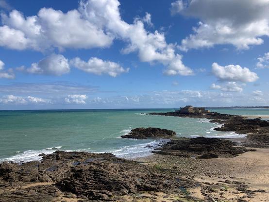 Mer , plage et ciel avec quelques nuages ☁️