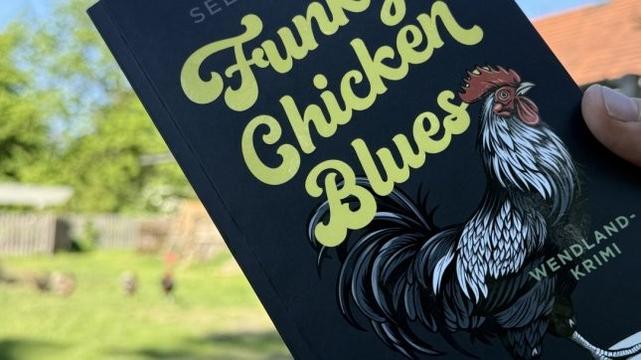 Hans Seelenmeyer hat mit "Funky Chicken Blues" seinen ersten Kriminalroman geschrieben. Am Sonntag, dem 18. Mai, liest der Autor im Culturladen in Clenze