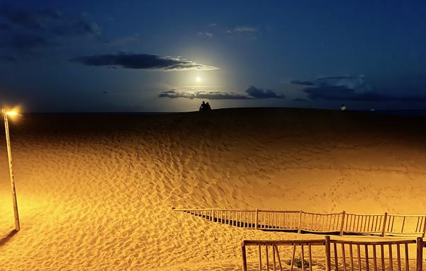 It probably can't get better than this, can it? Full moon at Maspalomas Dunes, a couple cozying up next to each other on top of a golden sand dune, in the middle of the dark night, watching the full moon as if the world stopped. You, me and the full moon, we don't need anything else, babes! 🥰
