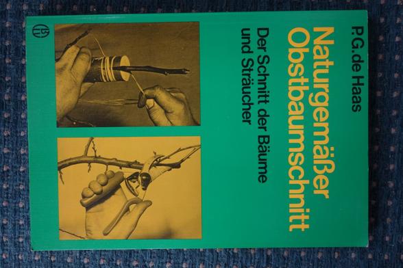 Green Cover of the book "Naturgemäßer Obstbaumschnitt"

 From the top -  "P.G. Haas" in black letters, "Naturgemäßer Obstbaumschnitt" , yellow,  
"Der Schnitt der Bäume und Sträucher" black.
On the bottom left yellowish black and white photo showing a cleft graft, on the right a photo of cutting a shoot with loppers