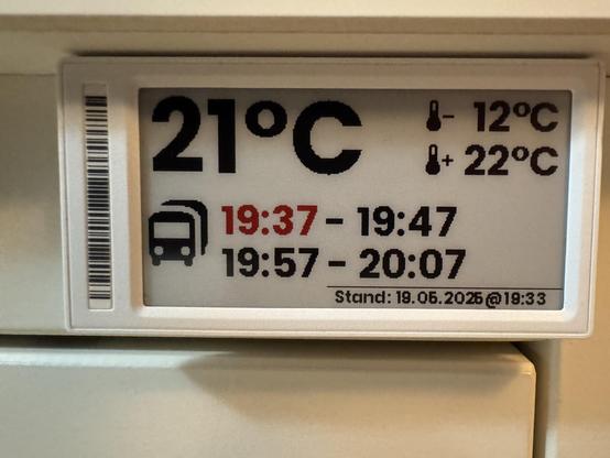 ePaper-Display mit Wetterdaten und den nächsten Abfahrten der Buslinie vor der Tür.
