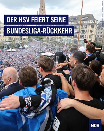 Foto von einer riesigen HSV-Fan-Menge. Dazu der Text: Der HSV feiert seine Bundesliga-Rückkehr!