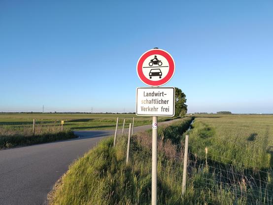 Rundes weißes Verkehrsschild mit einem breiten roten Kreis als Rand. Darauf zwei schwarze Symbole, Motorrad und PKW. Durchfahrt verboten für alle Motorfahrzeuge. 
Dazu ein rechteckiges Zusatzschild mit der Beschriftung "Landwirtschaftlicher Verkehr frei".

Die einzigen drei Häuser auf dem Foto sind im Altländer Viertel in Buxtehude, 6,5 km entfernt.