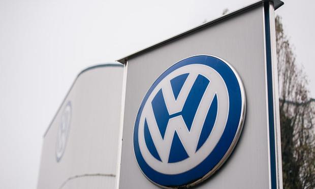 Un logotipo de Volkswagen se ve desde el exterior de la fábrica de Volkswagen. (Getty Images)