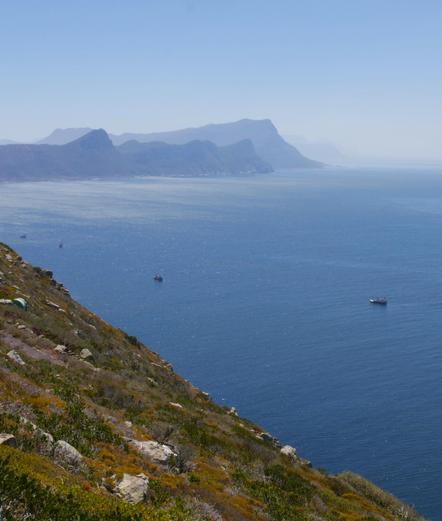 Blick vom Kap der Guten Hoffnung auf die südafrikanische Küste und Fischerboote
