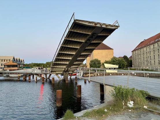 Klappbrücke mit Fuß- und Radwegen wird für ein passierendes Segelboot gehoben