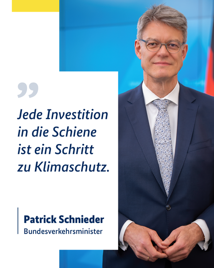 Auf der Grafik ist ein Portraitfoto von Verkehrsminister Patrick Schnieder zu sehen. Neben ihm steht ein Zitat: Jede Investition in die Schiene ist ein Schritt zu Klimaschutz.