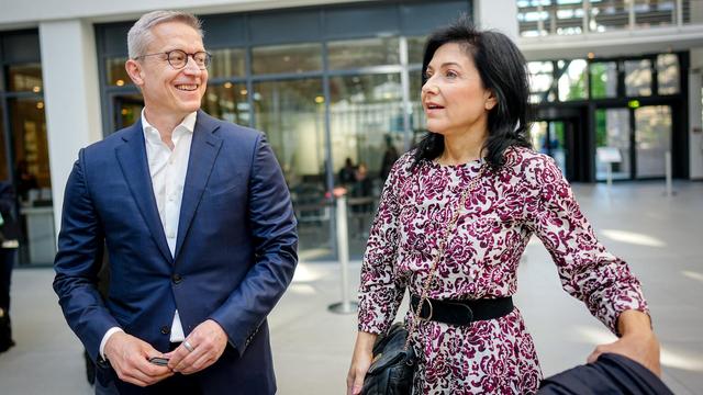 Karsten Wildberger (li.) und Katherina Reiche (re.) stehen nebeneinander. Er lächelt ihr zu.