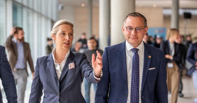 Tino Chrupalla (rechts), AfD-Bundesvorsitzender und Fraktionsvorsitzender der AfD, und Alice Weidel, Fraktionsvorsitzende der AfD, gehen nach dem Pressestatement im Bundestag.