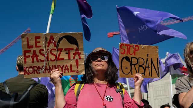 Eine Frau hält ein Schild mit der Aufschrift „Nieder mit der faschistischen Regierung“, um gegen ein neues Gesetz zu protestieren, das LGBTQ+ Pride-Veranstaltungen verbietet, und gegen die Einschränkung des Versammlungsrechts durch die Orbán-Regierung.