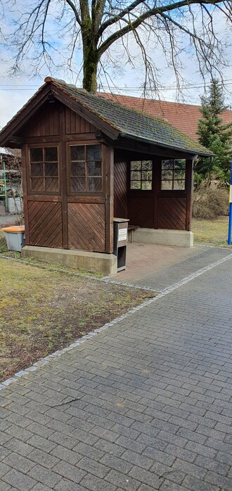 Hölzernes Bushäusle in Beuren