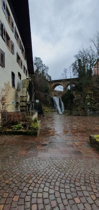 Bibermühle mit Mühlrad und Wasserfall