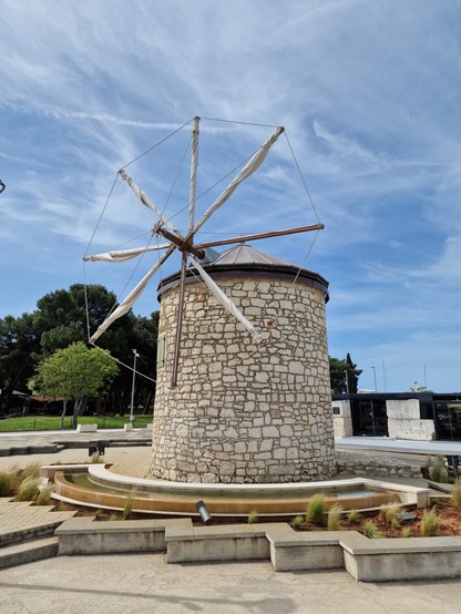 Eine alte Windmühle aus Stein