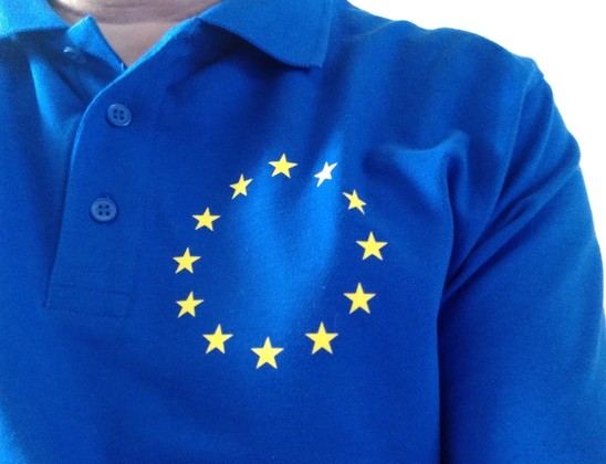 Poloshirt mit Europaflagge