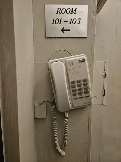 Altes Telefon mit Aufschrift: No outside line