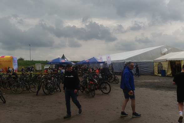 Das Gelände am Start zum Rhön-Randmarathon, mit Festzelt, Fahrradständern und Messeständen. 