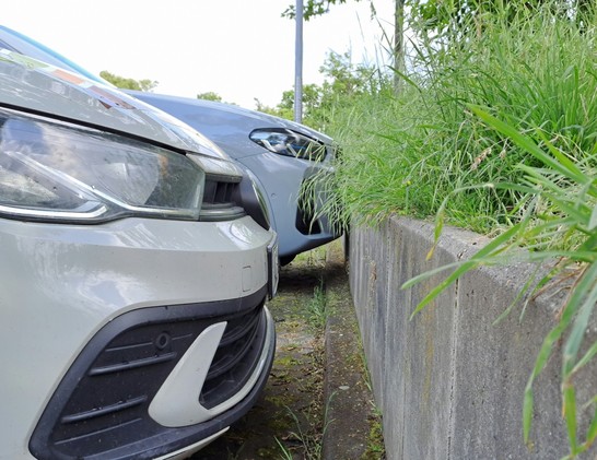 Foto von zwei parkenden Autos. Abstand zur Mauer beim einen 10 cm, beim anderen 1 cm. Maximal.