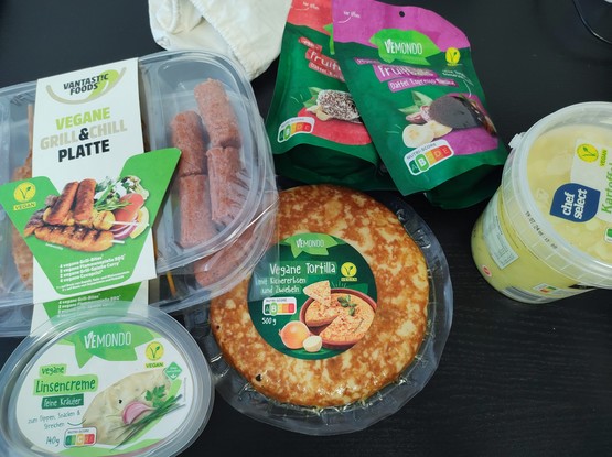Veganer Einkauf mit verschiedenen Produkten von Lidl :
Grillplatte, Tortilla, linsencreme, fruitballs und Kartoffelsalat 