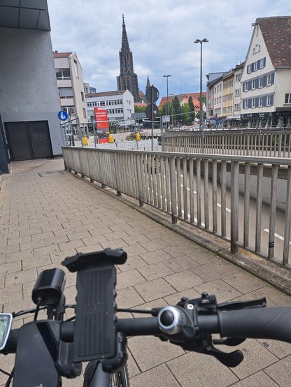 Fahrradlenker im Vordergrund.  Im Hintergrund das Ulmer Münster