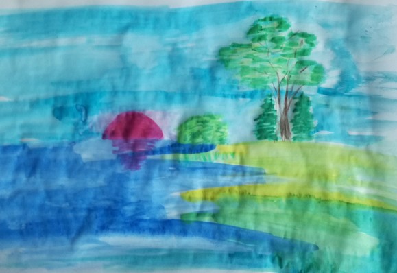 Ein mit Wasserfarben und Buntstiften gemaltes Bild, das eine Landzunge mit Bäumen und Büschen zeigt, davor eine rötlich untergehende Sonne.