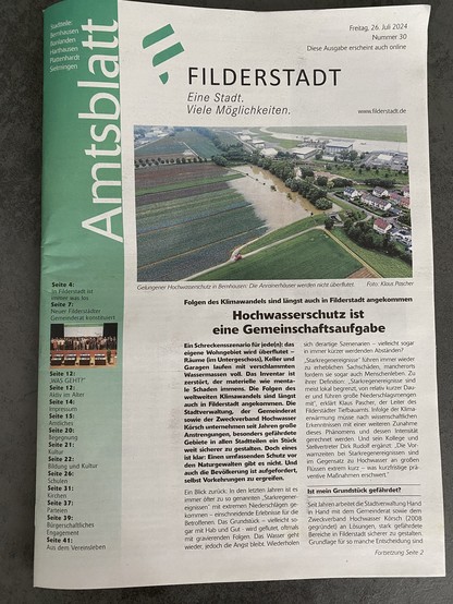Das aktuelle Amtsblatt von Filderstadt titelt mit Hochwasserschutz und Starkregen aufgrund der Klima- und Wasserkrise. Foto von Seite 1.