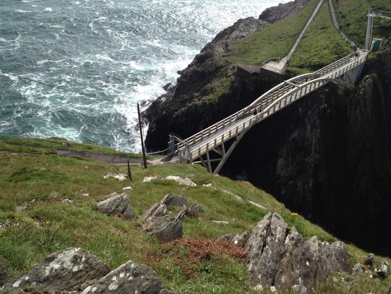 Der wilde Atlantik, das Grün Irlands. Eine Brücke über eine tiefe Schlucht. Auf der anderen Seite der Schlucht eine Aussichtsplattform.