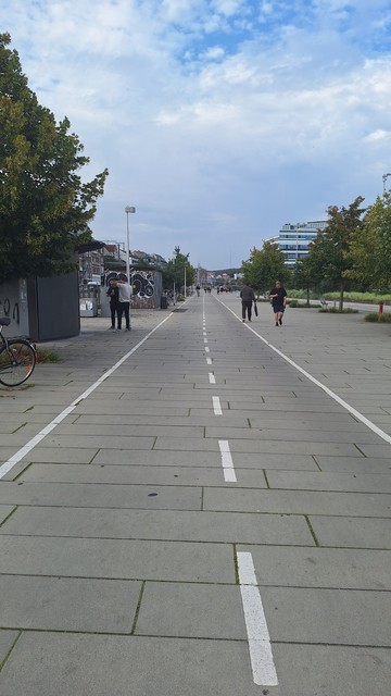 Ein breiter Zweirichtungsradweg im dänischen Aarhus