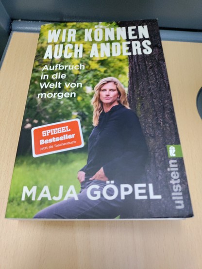 Buch auf Tisch: 