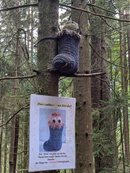 Kindersuchspiel im Wald mit Strickfiguren