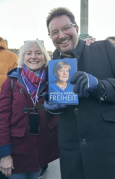 Susanne Jakubowski von der Repräsentanz der IRGW und Dr. Michael Blume bei einer Brandmauer-Demo in Stuttgart. In der Hand hält Blume eine „Freiheit“ - Autobiografie von Dr. Angela Merkel. 
