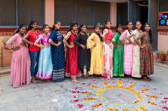 Eine Gruppe Mädchen beim Empfang im Straßenmädchenheim Sneha Sadan in Hyderabad Indien