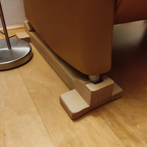 Foto von Holzkonstruktion unter dem Sofa.