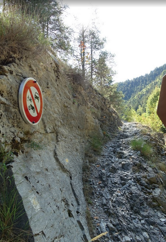 schmaler steiniger steiler Wanderweg an einer Felskante.
an der Wand hängt ein Gesperrtschild für Autos und Motorräder schmaler steiniger steiler Wanderweg an einer Felskante.
an der Wand hängt ein Gesperrtschild für Autos und Motorräder