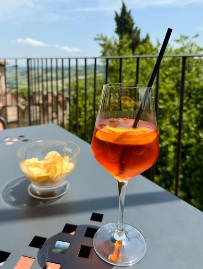 Ein Glas Aperol Spritz im Freien 