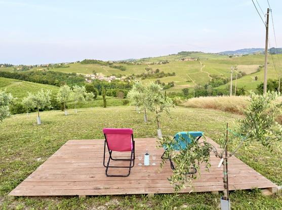 2 Liegestühle an einem Weingut mit Aussicht auf die hügelige Landschaft 