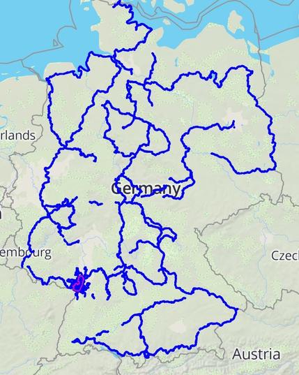 Eine Karte von Deutschland, die mit blauen Linien hervorgehoben ist und verschiedene Routen oder Pfade darstellt. Der Hintergrund umfasst geografische Details wie Grenzen und Landmerkmale.