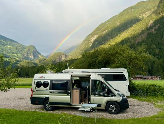 Wohnmobil mit Regenbogen im Hintergrund