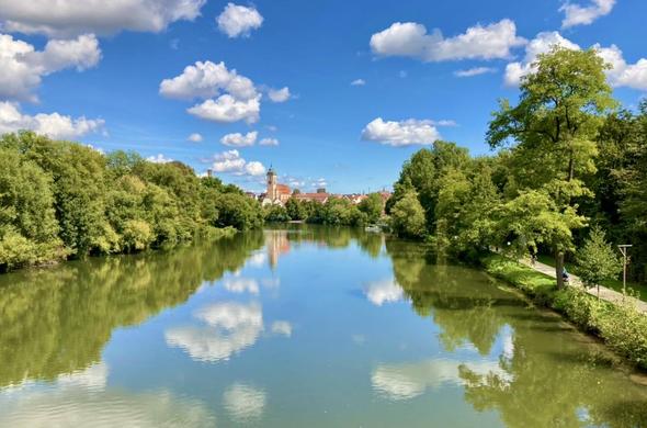 Blick über den Neckar nach Nürtingen, Wolken und die Stadtkirche spiegeln sich auf der Wasseroberfläche