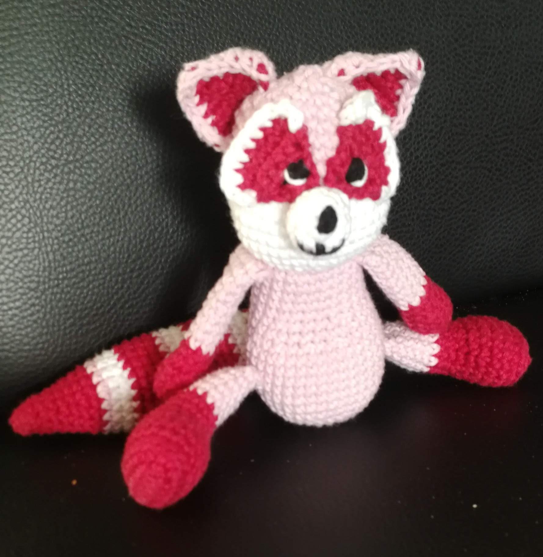 Gehäkelte rosa pink rote Waschbärenpuppe Gehäkelte rosa pink rote Waschbärenpuppe