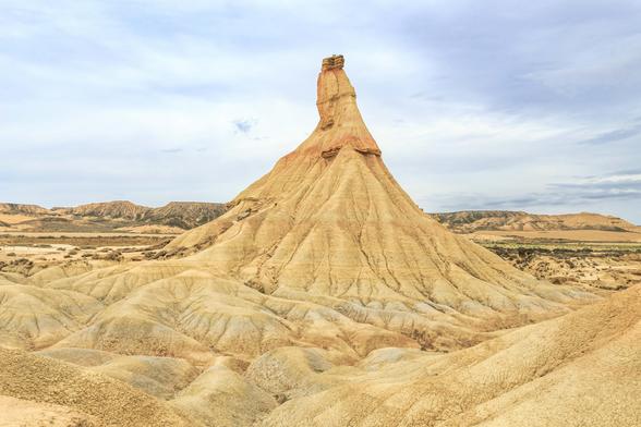 der keilförmig aufragende Monolith Castil de Tierra in der spanischen Halbwüste Bardenas Reales