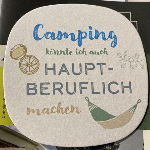 Ein Bierdeckel mit der Aufschrift „Camping könnte ich auch hauptberuflich machen“