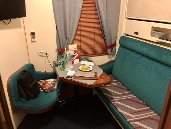 Ein Abteil im Nachtzug in Russland mit Sitzecke und Tisch