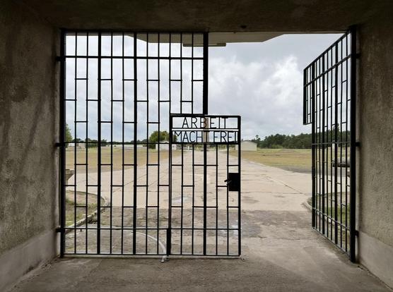 Das Tor zur Gedenkstätte Sachsenhausen mit der „Inschrift Arbeit macht frei“